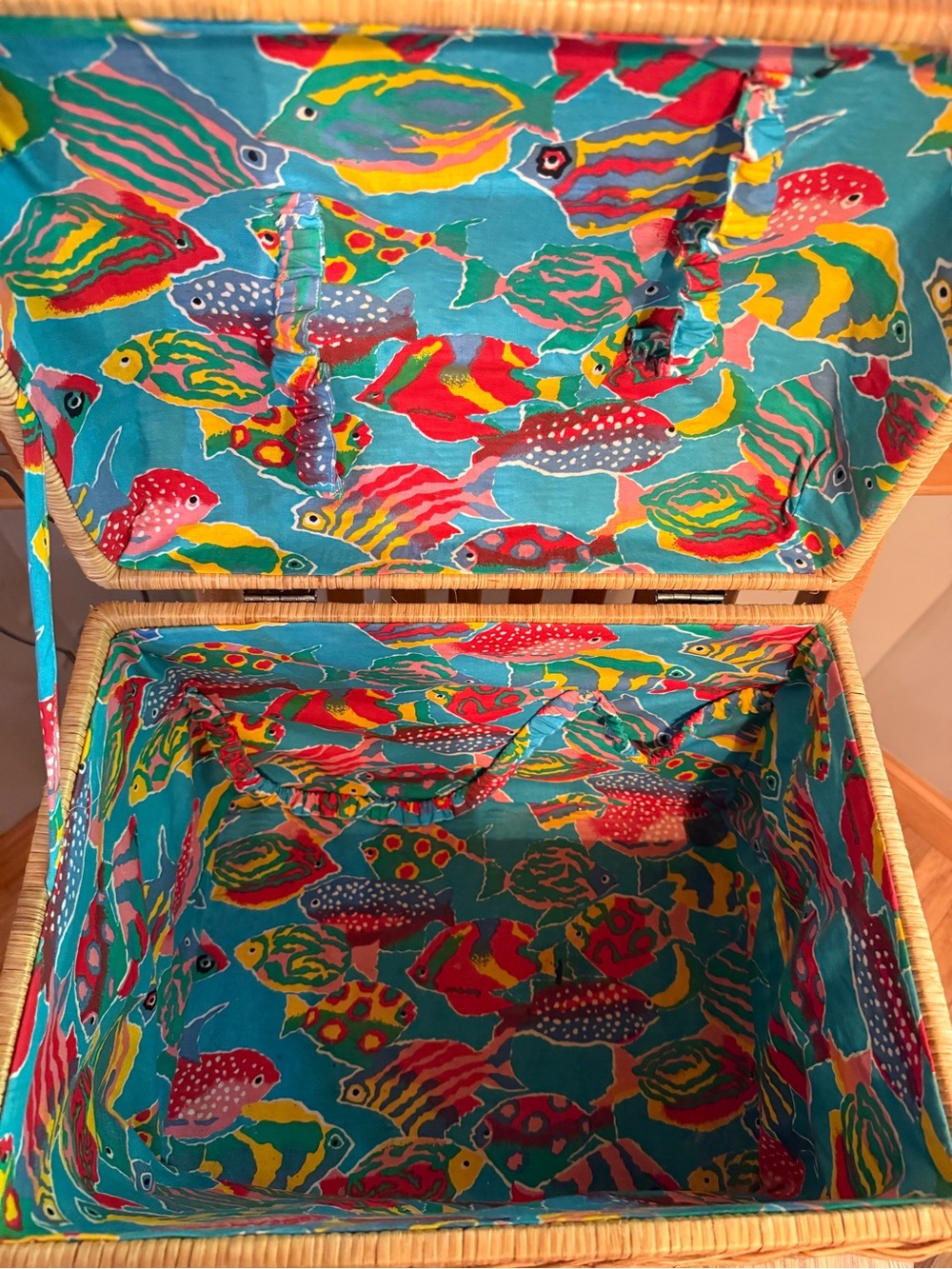 Vintage Fish Themed Large Fabric Lined Picnic Basket - Picture 4 of 6